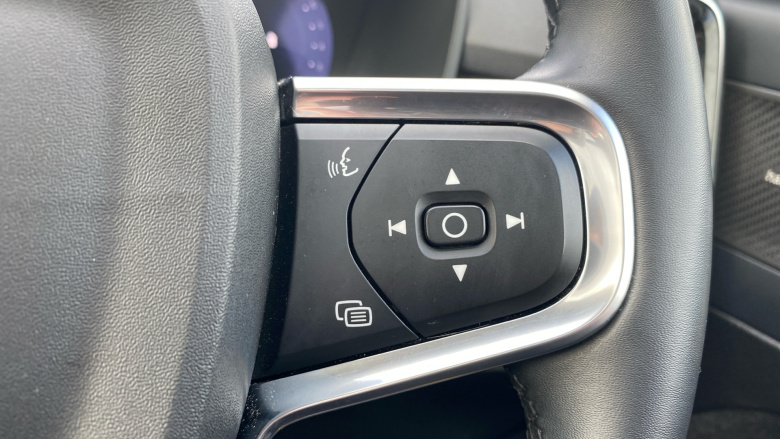 Volvo XC40 2.0 B4P Ultra Dark 5dr Auto Petrol Estate